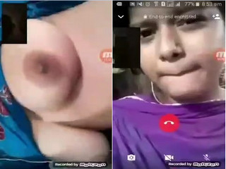 Desi Girl Shows Boobs