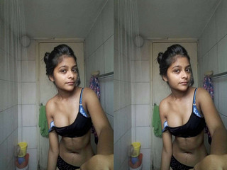 Horny Lankan Girl Shows Boobs