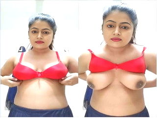 Desi Girl Shows Boobs