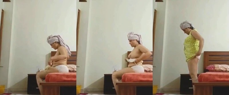 Horny Desi Bhabhi Wearing Cloths after Bathing